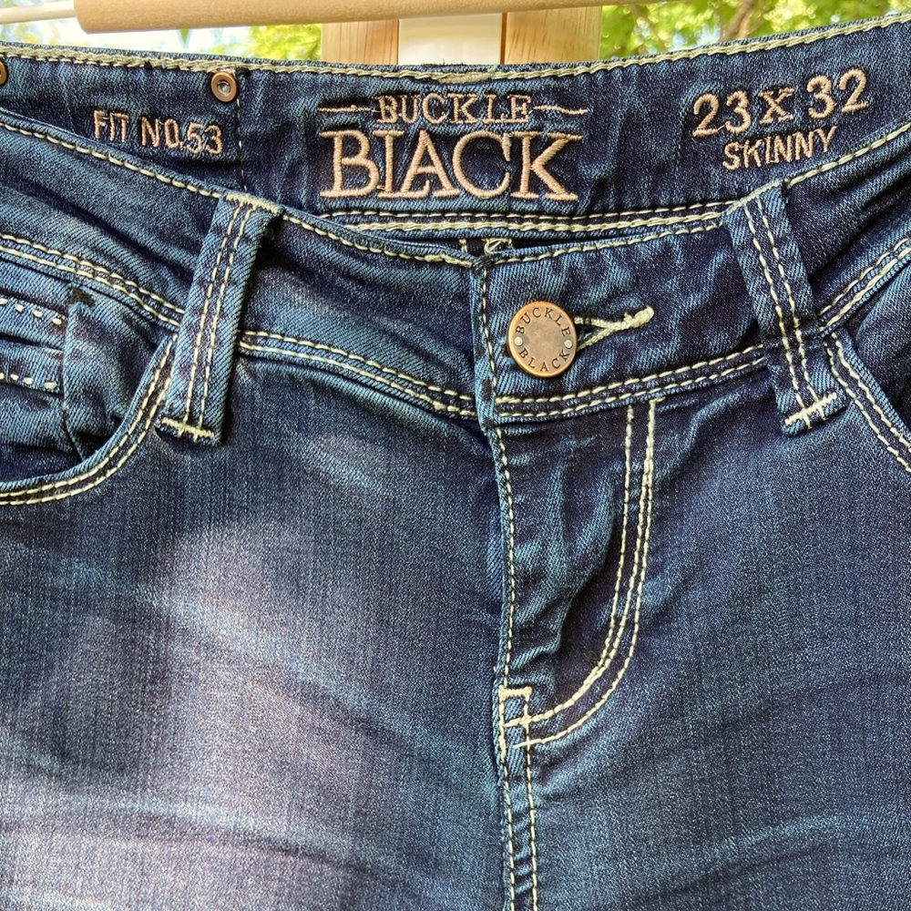 BUCKLE: BLACK FIT NO. 53 Women’s 23x32 Skinny jeans in a deep blue wash.